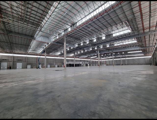 19,099M² WAREHOUSE TO LET IN LONGLAKE